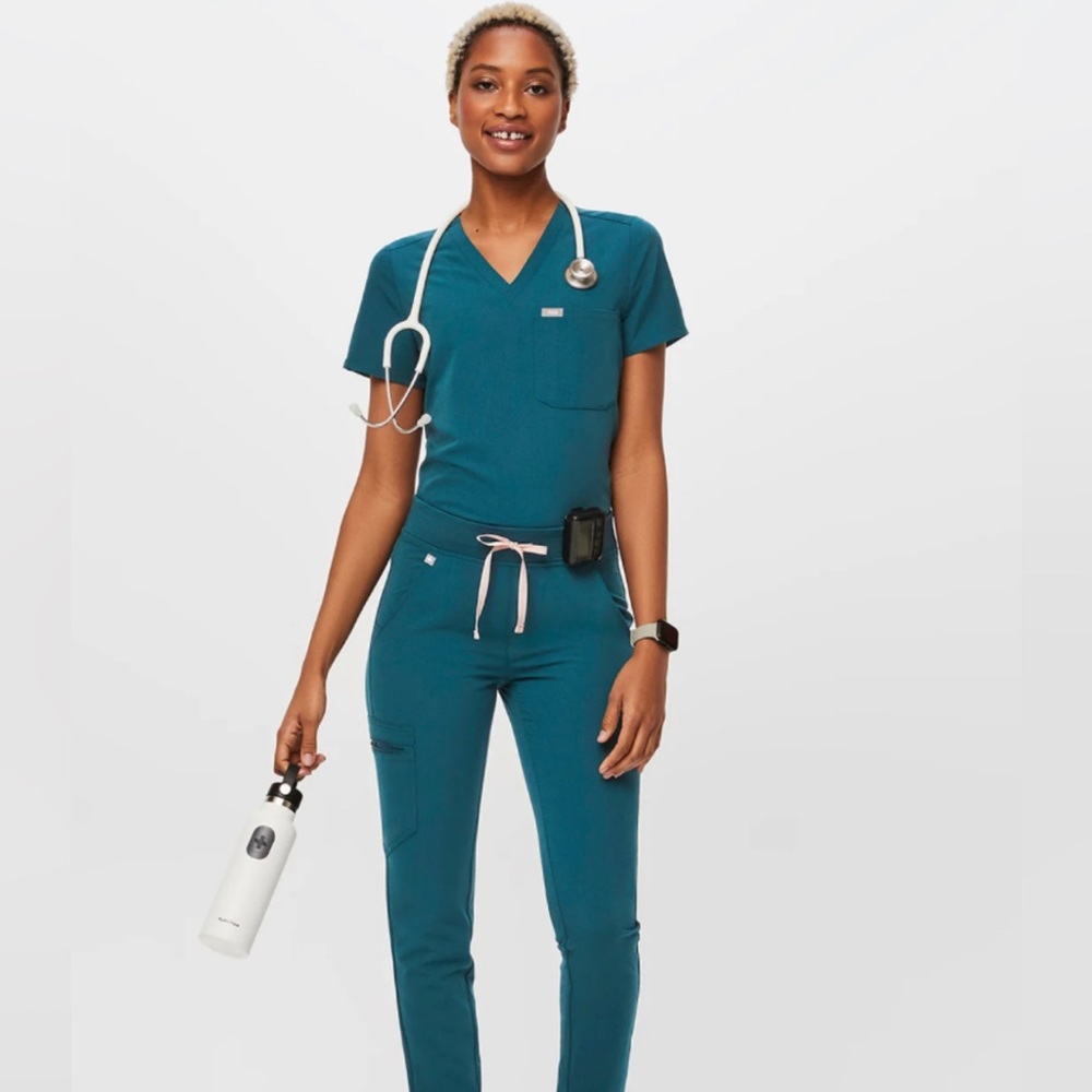 FIGS Caribbean Blue Casma™ - Three-Pocket Scrub Top